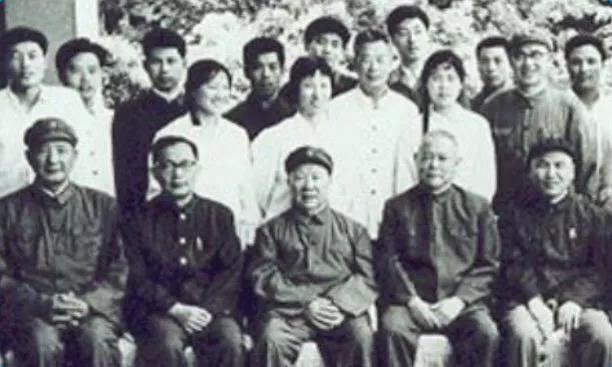 李先念（前排右二）与北郊木材厂工人合影
